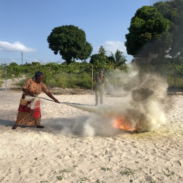 Moeder die brandblus oefening krijgt.